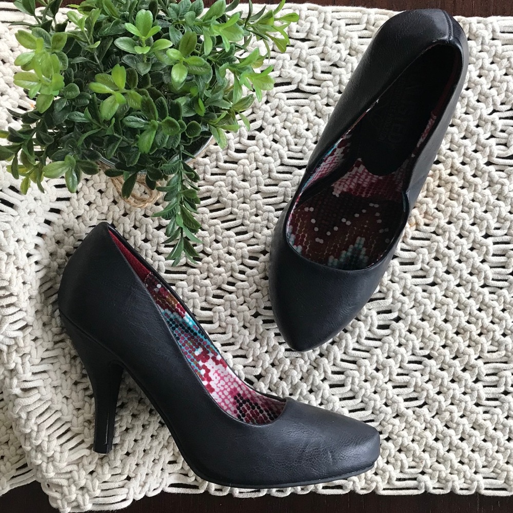 Reaction by Kenneth Cole | black pumps